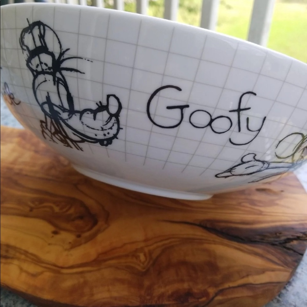 Disney Mickey and friends serving/baking bowl